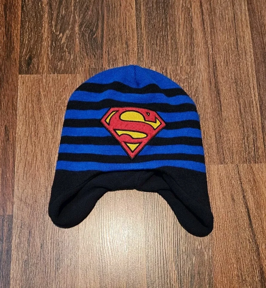 Sombrero de invierno Berkshire Fashion para niños pequeños Superman Foto 1 de 4
