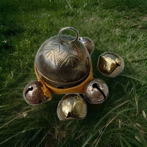 Vintage Konvolut 7 runde Jingle Bells Patina Stern Design Weihnachten  - Bild 1 von 12