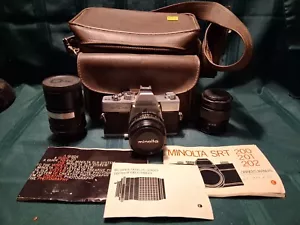 Minolta SRT-200 35mm Kamera mit 50mm, 135mm und 46mm Objektiv WP338 - Bild 1 von 9