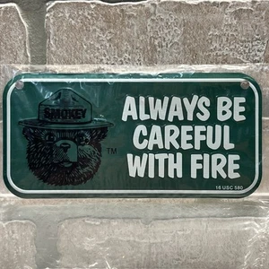 "Mini matrícula de metal Smokey Bear verde 6"" x 3""" - Imagen 1 de 6