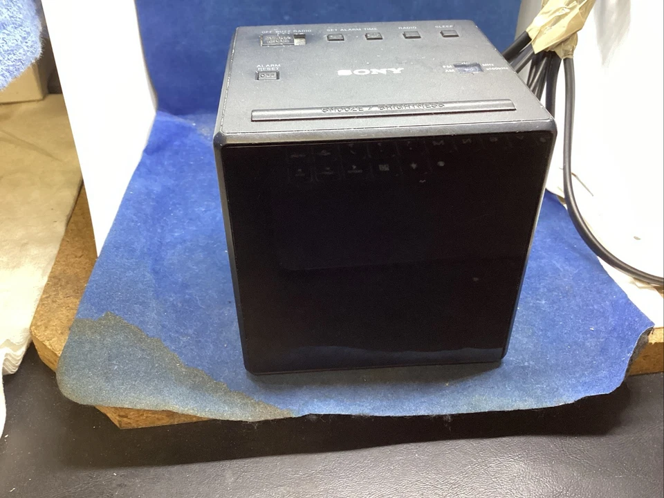 Radio despertador sony número de modelo ICF – C– 1�� Foto 1 de 2