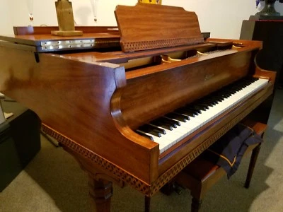Piano de cola bebé, acabado madera, 5' 1" hecho por Currier-Kimball; acabado madera dura + Foto 1 de 3