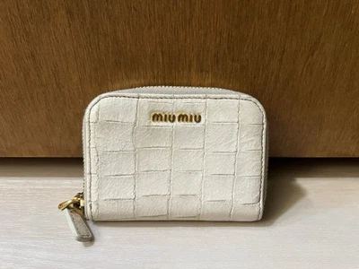 Cartera pequeña de cuero con cremallera tarjetero en relieve cocodrilo marfil miu Foto 1 de 4