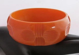 Brazalete Brazalete Baquelita De Colección Trébol Tallado Profundo Cuatro Hojas Naranja Caramelo - Imagen 1 de 5