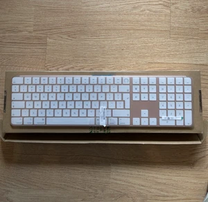 Apple Magic Keyboard with Numeric Keypad and Touch ID QWERTY US A2520 - Photo 1/2