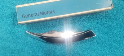 Nuevo de Lote Antiguo GM 1969 OLDS 88 98 GUARDABARROS DELANTERO DERECHO PICO MOLDURA CROMO 69 OLDSMOBILE NUEVO Foto 1 de 4