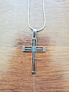 18 Karat White Gold Plated Necklace with Cross - Picture 1 of 3