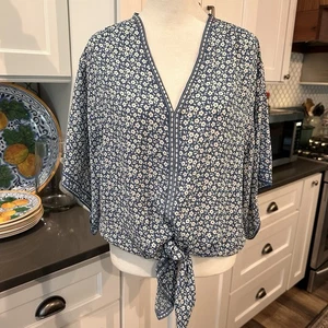 Max Studio Women’s Floral V-Neck Tie Waist Blouse Top Size M Blue Ditsy Western - Picture 1 of 12