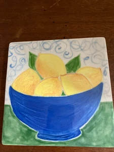 Piastrella ceramica fatta a mano sottopiatto frutta limoni in ciotola blu, firmata, 6"x6", crepa - Foto 1 di 3