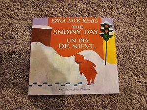 The Snowy Day Un Dia De Nieve by Ezra Jack Keats Dolly Parton Imagination Librar - Imagen 1 de 1