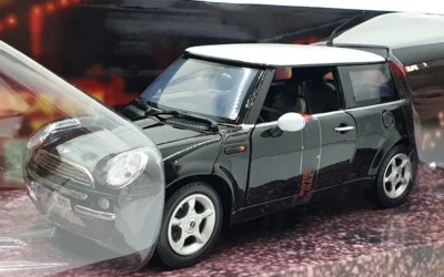 Motormax 1/18 Scale - 73114 - MINI Cooper - Black/white - Image 1 of 4