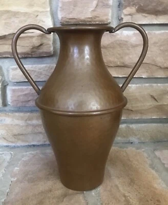 Vaso de urna de flor de cobre martelado à mão missão artesanato antigo da década de 1910 - Imagem 1 de 4