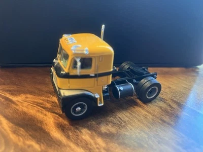 Réplicas de estante superior - Semirremolque Mack H-67 negro y amarillo - Diecast 1:64 #25013 Foto 1 de 4