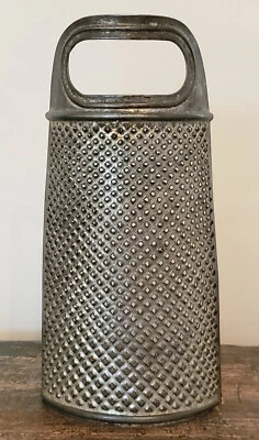 Antigua HERRAMIENTA TRITURADORA RALLADOR Medio Redondo LATA Oscura Perforada Siglo XIX Granja Cocina Foto 1 de 4