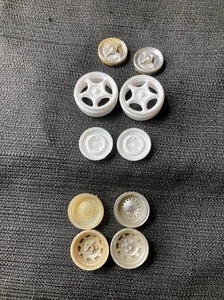 Ruedas y llantas de coche modelo 1:25 de plástico chatarra vintage Z8 - Imagen 1 de 5