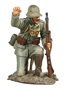 William Britains WW1 1916 German Infantry NCO Crouched Advancing 23040 - Picture 1 of 1