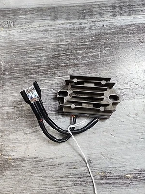 Regulador de voltaje rectificador Suzuki RMZ250 2010-2025 32800-28H00 Foto 1 de 4