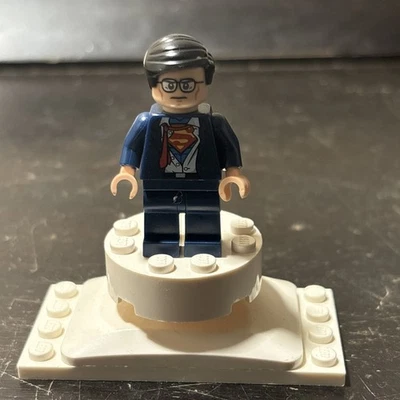 Lego DC Super Heroes Minifigure SH0083 Clark Kent Superman - Image 1 of 3