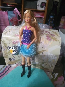 Tickle Me Elmo Barbie, mit Stiefeln, Socken, Plastiktüte, aber Outfit fehlt - Bild 1 von 8