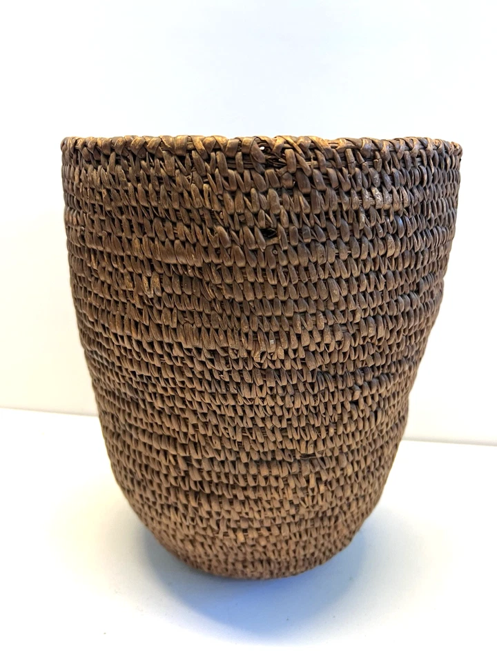 Antigua cesta de bayas Salish de indios nativos americanos; cedro enrollado; finales de 1890 Foto 1 de 4