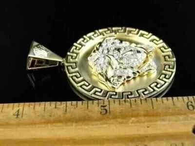 1.5 克拉圆形实验室制造的钻石美杜莎男士吊坠 14K 镀黄金 — 第 1/4 张图片