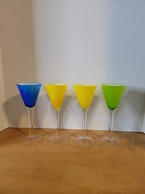 Juego de 4 vasos Martini 2 amarillos 1 azul 1 verde. Foto 1 de 4
