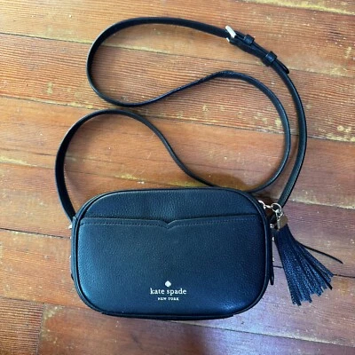 KATE SPADE NY Kourtney 黑色鹅卵石皮革相机斜挎包钱包小号 — 第 1/4 张图片