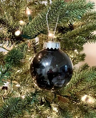 Decoración navideña negra: adornos brillantes y adorno de árbol de terciopelo hecho a mano, arco de corona Foto 1 de 4