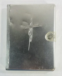 Holy Bible Metal Edition Magnetic Clasp NLT Tyndale 1996 Vintage - Foto 1 di 16