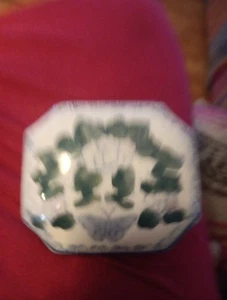 Vintage chinesische Schmuckschatulle rechteckig Lotusblumen Schmetterling Porzellan - Bild 1 von 5