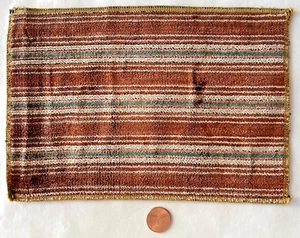 Alfombra de terciopelo a rayas miniatura para casa de muñecas 1:12 o más marrón azul beige - Imagen 1 de 4