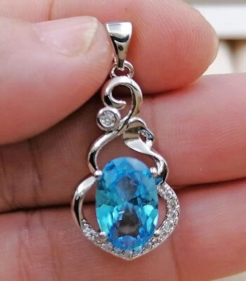 Bonito collar colgante con topacio ovalado relleno de oro blanco de 18 quilates azul y circonita cúbica transparente Foto 1 de 3