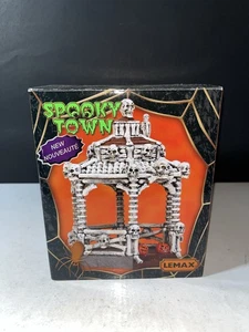 2017 Lemax Spooky Town Skeleton Gazebo Table Decor Halloween Town Village Box - Picture 1 of 6