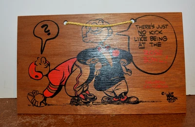 Letrero de madera de fútbol pintado a mano de colección por WALT DITZEN de Fan Fare Rose Bowl MCM Foto 1 de 4