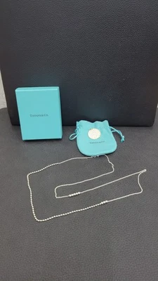 Collar Tiffany de 30" con cuentas con dije de dama insecto y paz Foto 1 de 4