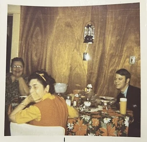 Foto de colección instantánea familia posando vestida en la cena - Imagen 1 de 2