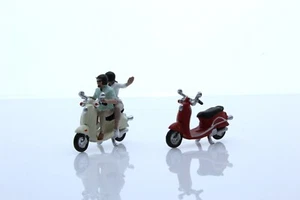 2 Scooters Motorcycles & 2 Rider Figures, 1:64 Scale Diecast Diorama Model Set - Picture 1 of 12