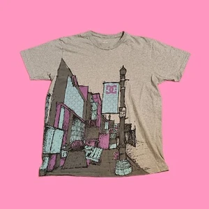 DC Shoes T-shirt Mens 2XL Graffiti Graphic Print Gray City Street Hip Hop Y2k * - Imagen 1 de 7