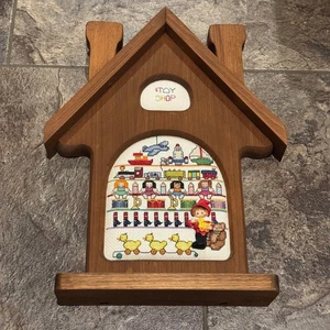 Vintage Kreuzstich "Spielzeugladen" Wandbehang im Holzrahmen Handarbeit Volkskunst - Bild 1 von 6