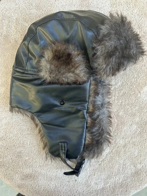 SOMBRERO TRAMPERO NEGRO MARRÓN IMITACIÓN PIEL CALENTADOR DE OREJAS 100% FORRO POLIVINÍLICO Y CONCHA L/XL Foto 1 de 4