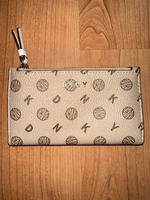 Cartera para mujer de diseñador DKNY rara beige con estampado integral de cuero Foto 1 de 4