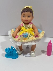Barbie Happy Family Nachbarschaft Krissy mit Zubehör & Kaiser Ständer - Bild 1 von 1