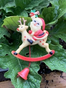 VINTAGE ORIGINAL CHRISTMAS PIN STRUWWELPETER MOVING ROCKING SANTA PLASTIC #81 - Picture 1 of 2