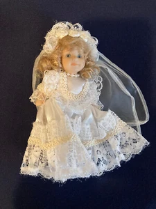 Kleine 4 Zoll Brautpuppe mit 4 Zoll L Brautkleid & Schleier/gelenkte Beine & Arme blond - Bild 1 von 3