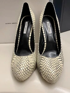 Kathryn Amberleigh Womens Sz 9.5 Embossed Leather Platform Ivory Gray Heels - Picture 1 of 9