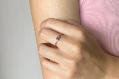 Anillo de zafiro púrpura, anillo de zafiro corte baguette en oro macizo de 14 k, natural  Foto 1 de 4