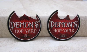 2 Demons Hop Yard IPA, Adesivo Decalcomania 2-5/8 X 2-5/8, Bar, Frigo, per Rubinetto Maniglia - Foto 1 di 4