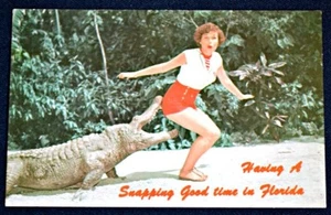 Tarjeta postal Snapping Good Time in Florida FL mujer y alegador PC años 50 sin usar - Imagen 1 de 1