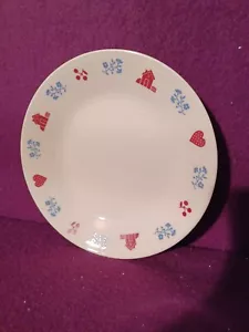 Plato de pan Corelle Ciudad natal 6 3/4" beige rojo graneros corazones cerezas flores de colección - Imagen 1 de 1