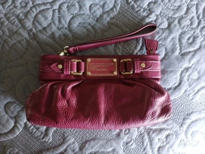 PULSERA CLUTCH DE CUERO MARC BY MARC JACOBS - BUEN ESTADO  Foto 1 de 4